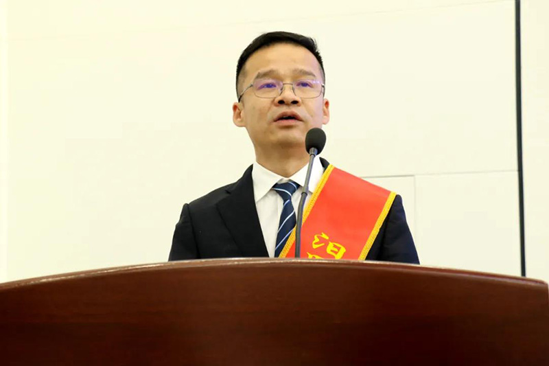 优冠体育董事长钟高明代表获奖企业发言