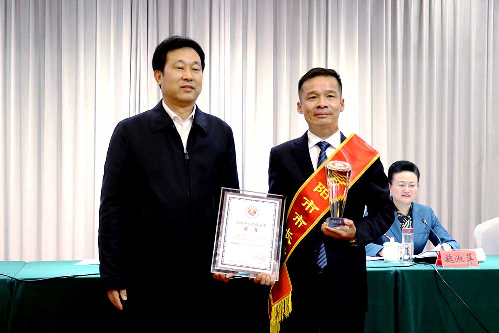 岳阳市委副书记、市长李挚为湖南优冠体育材料有限公司颁奖