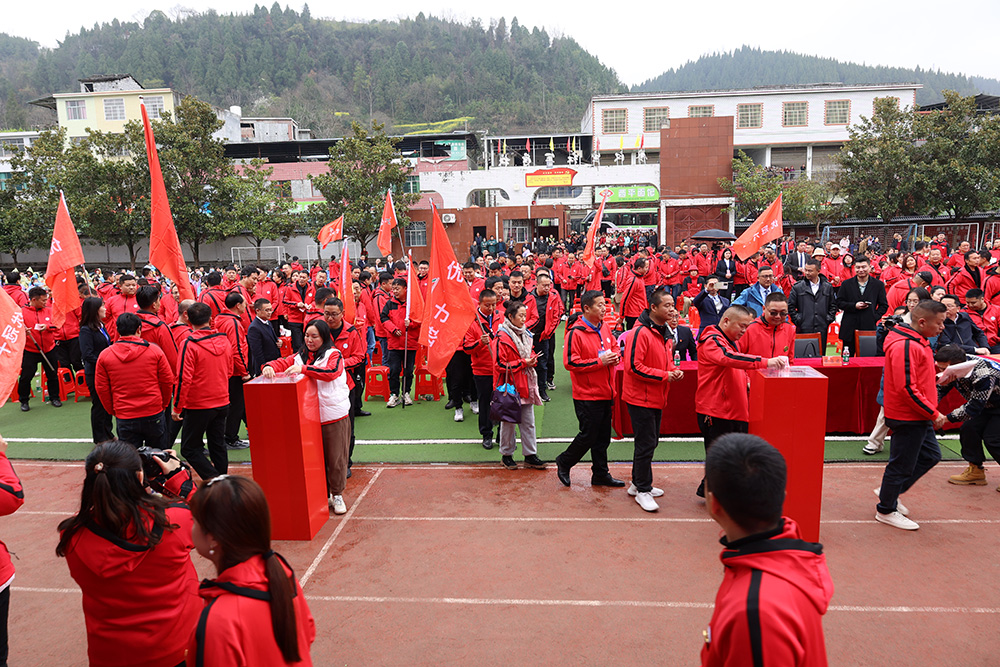 在廖汉生红军学校，六百多名优冠人进行个人捐款。