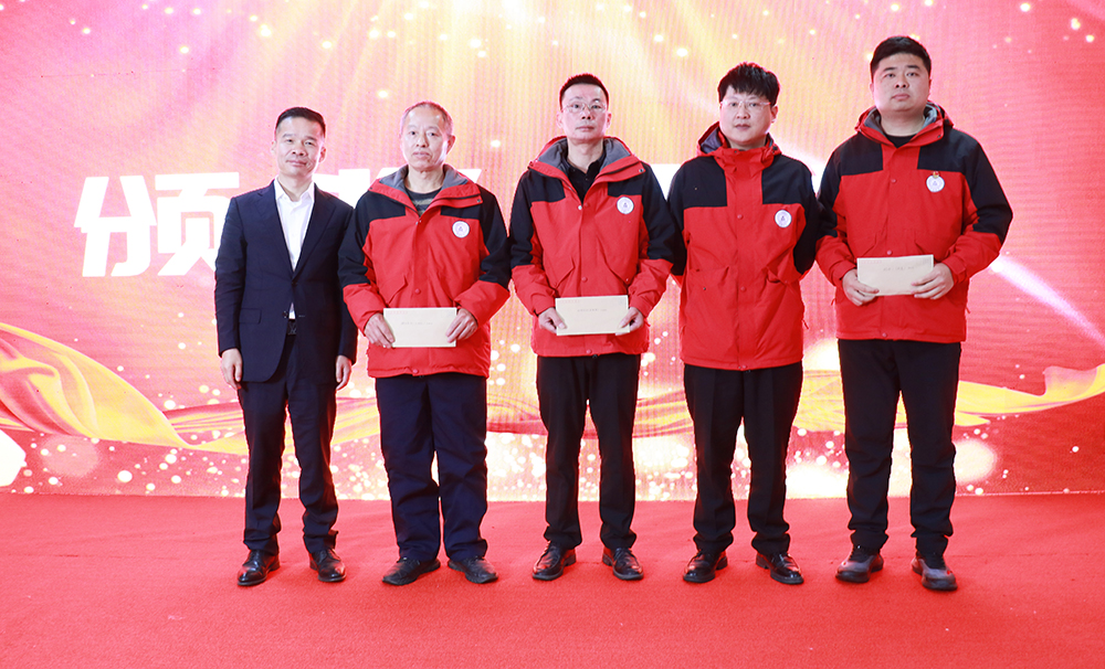 董事长钟高明及品质部部长张志明为获得年度团队品质成效奖的团队颁奖